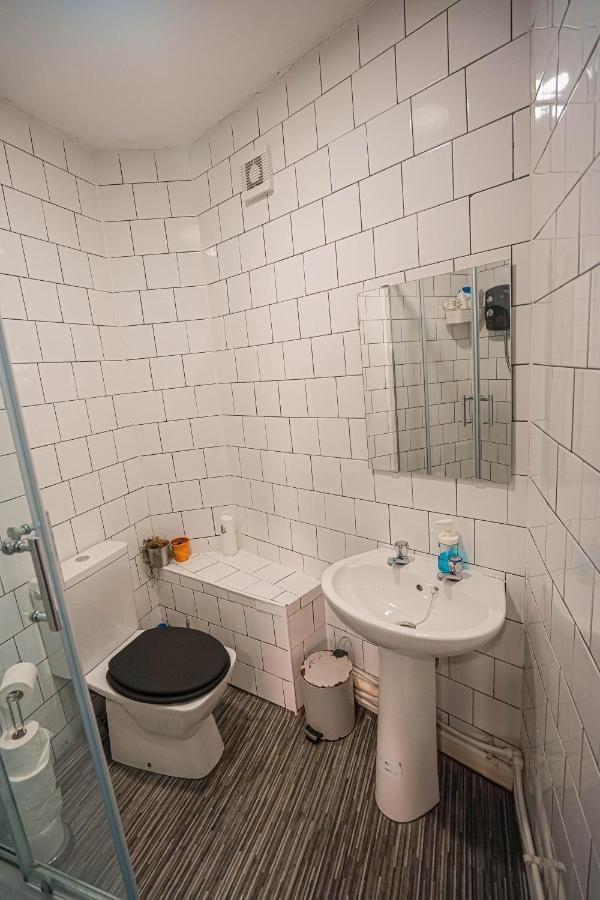 Private And Spacious 2 Bedroom House - Free Parking! Cardiff Bagian luar foto