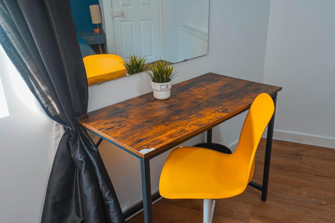 Private And Spacious 2 Bedroom House - Free Parking! Cardiff Bagian luar foto