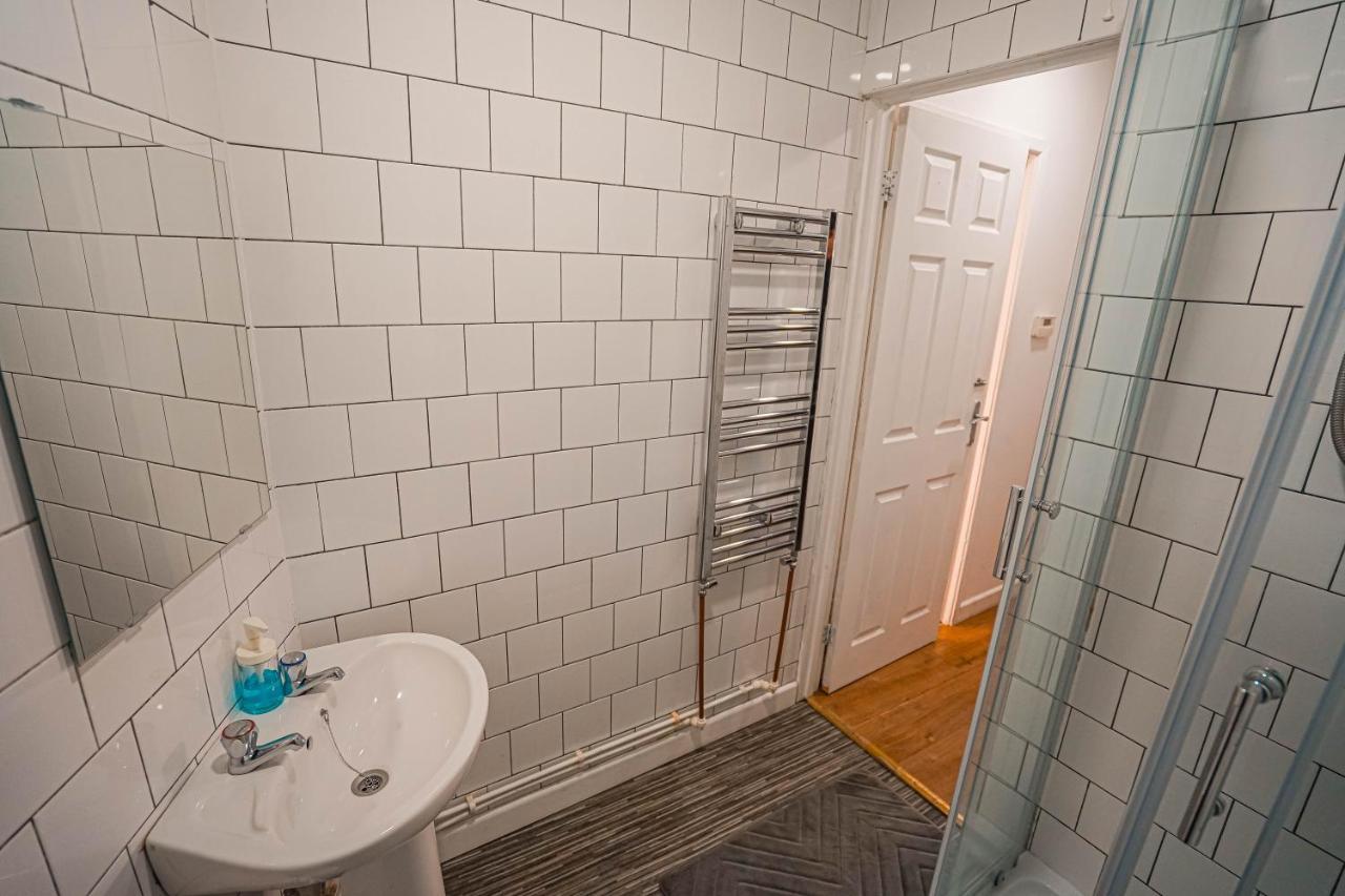 Private And Spacious 2 Bedroom House - Free Parking! Cardiff Bagian luar foto