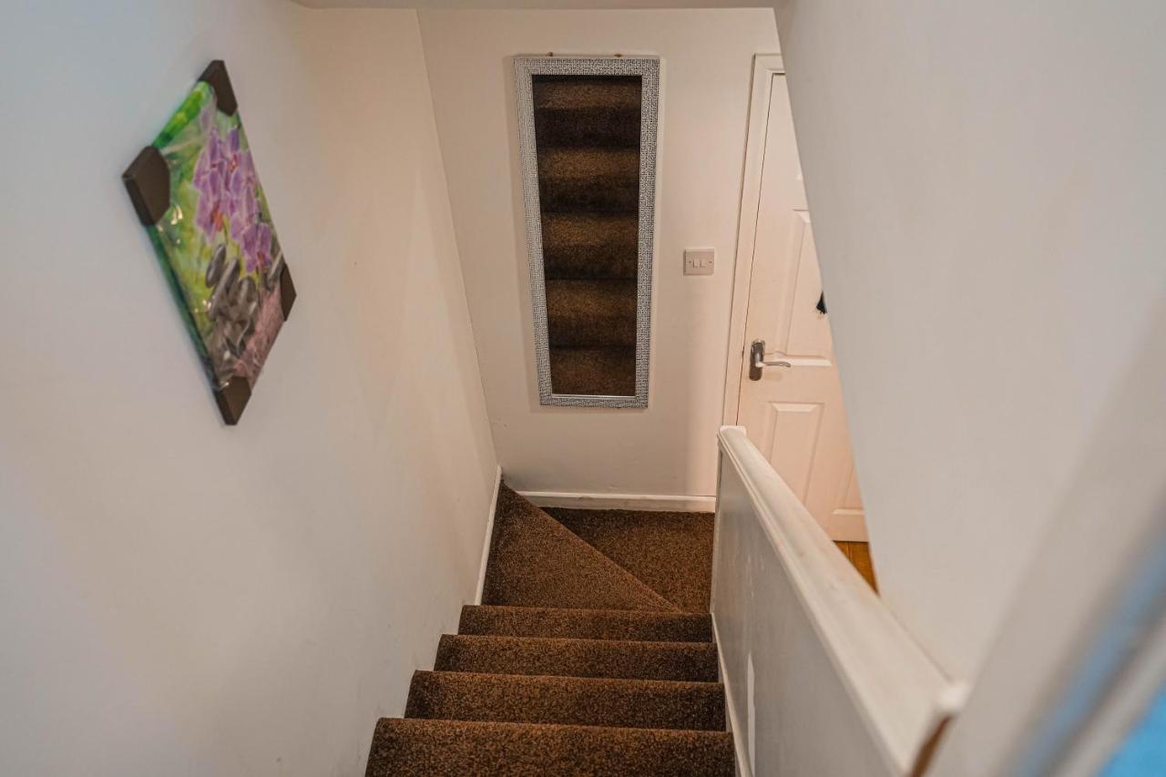 Private And Spacious 2 Bedroom House - Free Parking! Cardiff Bagian luar foto