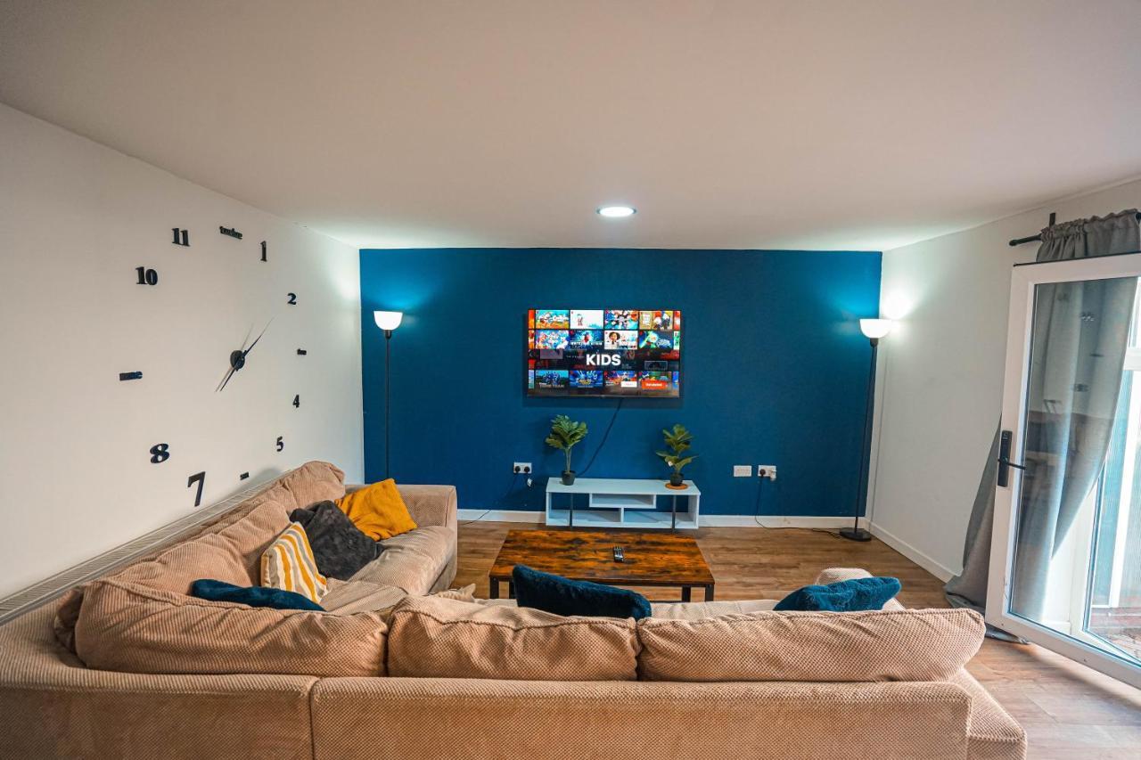 Private And Spacious 2 Bedroom House - Free Parking! Cardiff Bagian luar foto